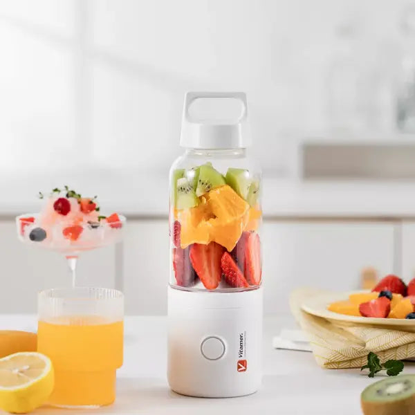 liquidificador-portatil-vitamer-pro-500-ml-triturando-frutas-congeladas-na-mesa-mixer-blender